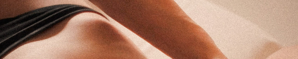 Nahaufnahme einer Brazilian Lymphdrainage am Bauch mit sanftem, formendem Handgriff bei migo in Hannover.
