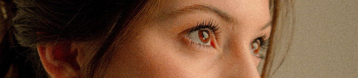 Nahaufnahme einer Frau mit natürlich geformten Augenbrauen und betonten Wimpern als Motiv für Brow & Lash Treatments bei migo in Hannover.
