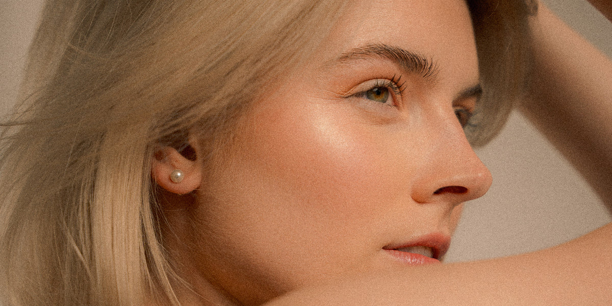 Nahaufnahme einer Frau mit gepflegten Augenbrauen und natürlich betonten Wimpern als Beauty-Motiv bei migo in Hannover.