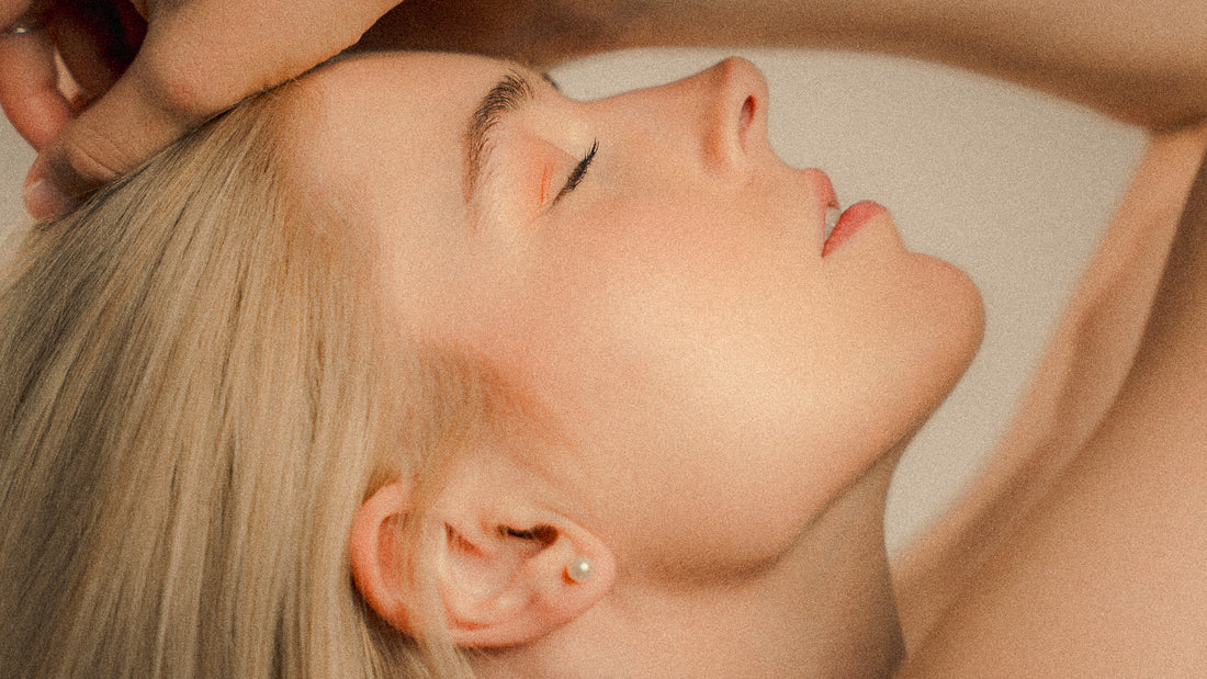 Nahaufnahme einer entspannt liegenden Frau mit geschlossenen Augen – sanfte Hautpflege, Gesichtsbehandlung und wohltuende Facials im Kosmetikstudio.“