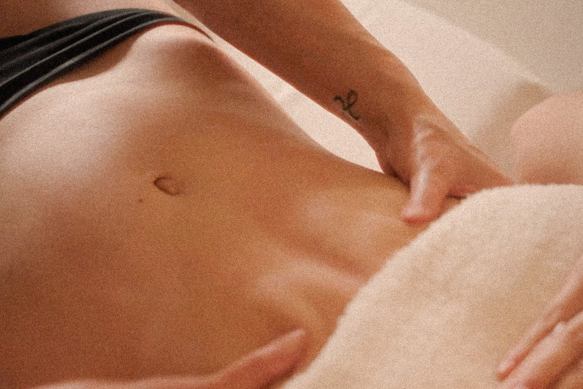 Manuelle Lymphdrainage am Bauch mit sanften, rhythmischen Handgriffen bei migo in Hannover.