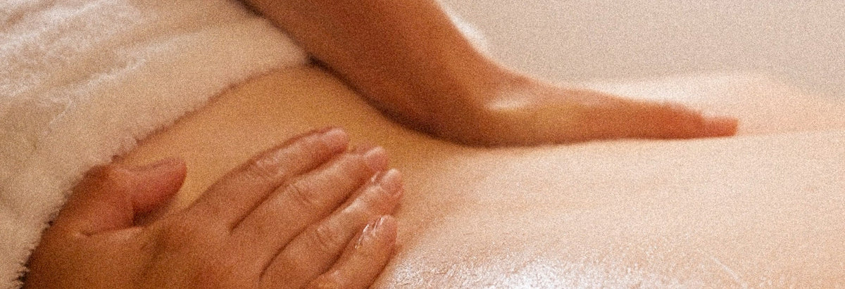 Entspannende Rückenmassage mit sanften, fließenden Handgriffen bei migo in Hannover.
