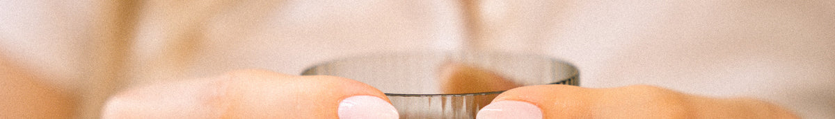 Nahaufnahme gepflegter Hände mit präzise lackierten Nägeln als Motiv für Russian Manicure bei migo in Hannover.